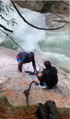 5 Hintli nehre düşen dağcıları sarıklarıyla kurtardı