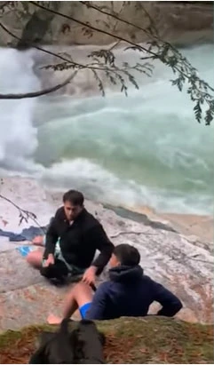 5 Hintli nehre düşen dağcıları sarıklarıyla kurtardı