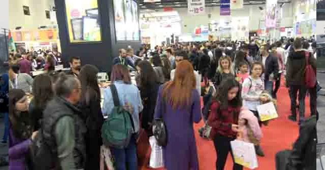 İstanbullular akın akın kitap fuarına gidiyor