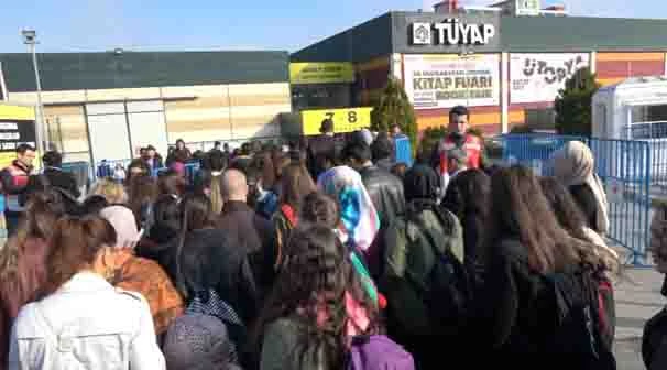 İstanbullular akın akın kitap fuarına gidiyor