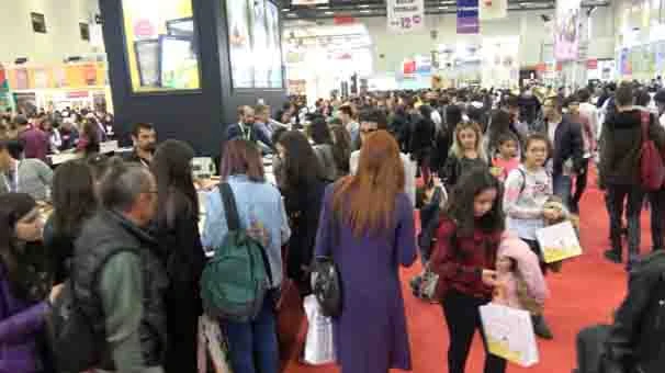 İstanbullular akın akın kitap fuarına gidiyor