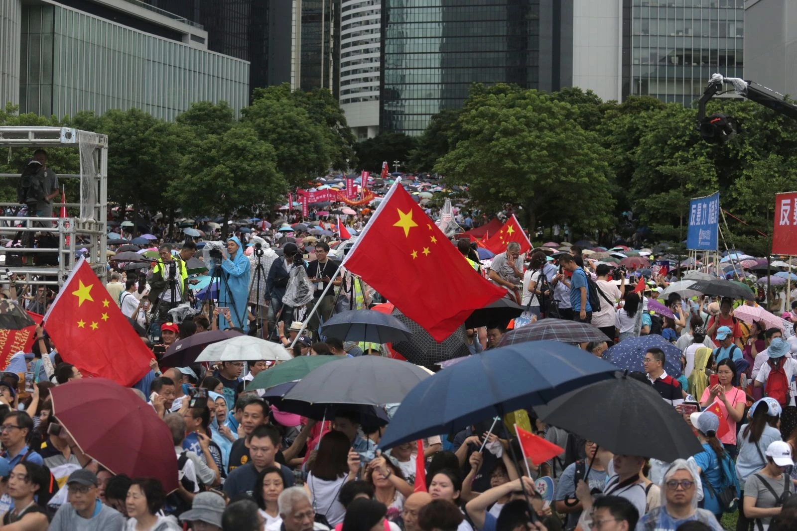 Hong Konglular bir kez daha sokaklara döküldü