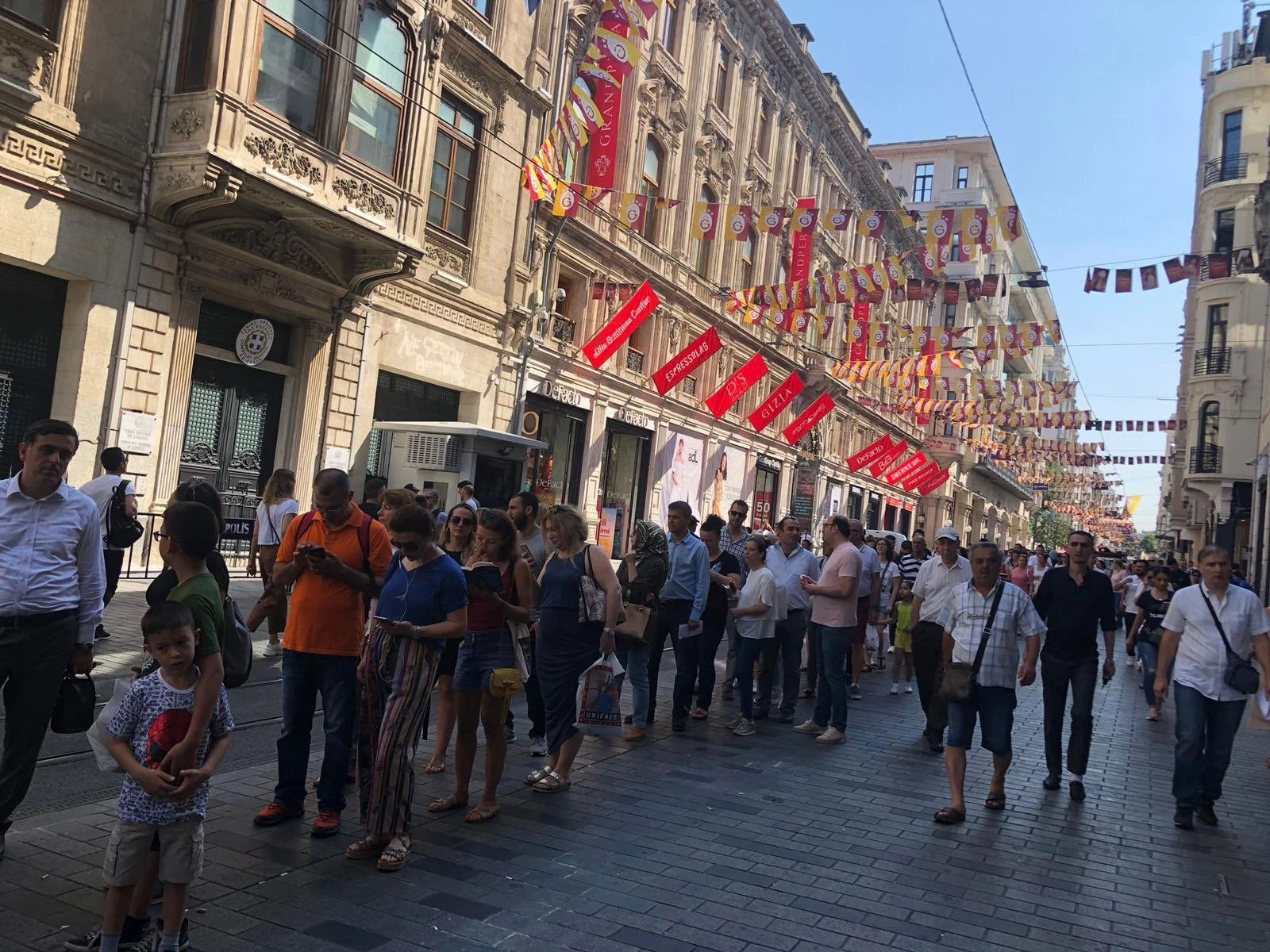 İstiklal Caddesi’nde “istikbal” kuyruğu