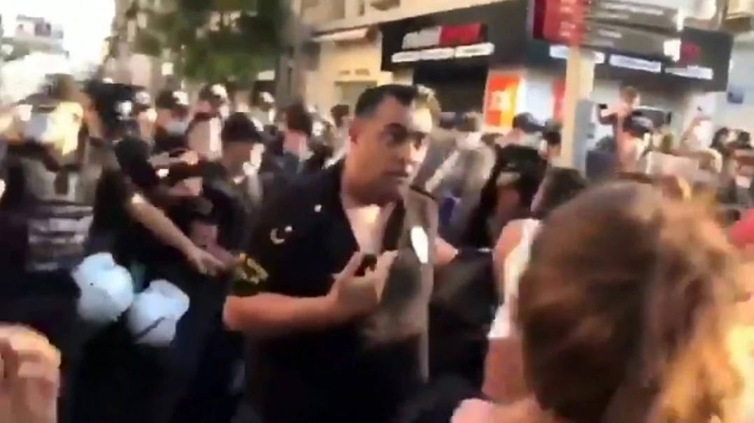 Kadınlar, izinsiz yürüyüşte polis müdürünü darp etti