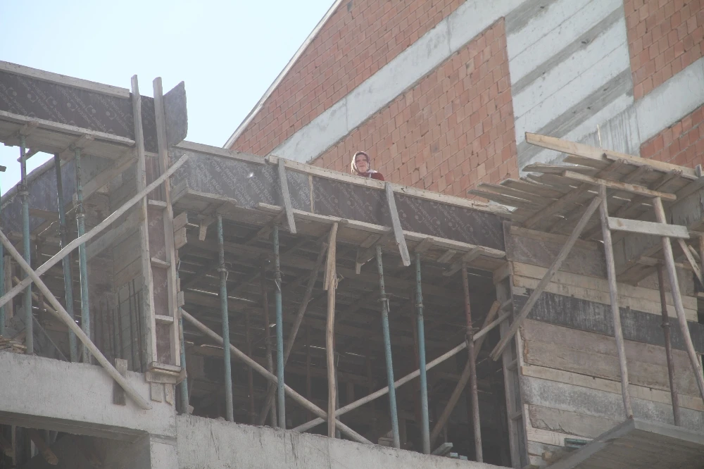 Annesinin intihar teşebbüsünü gözyaşları içerisinde izledi