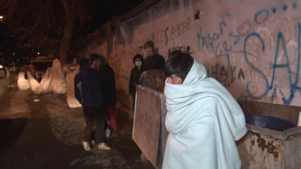 Yanan konteynere "su bidonlu" müdahale