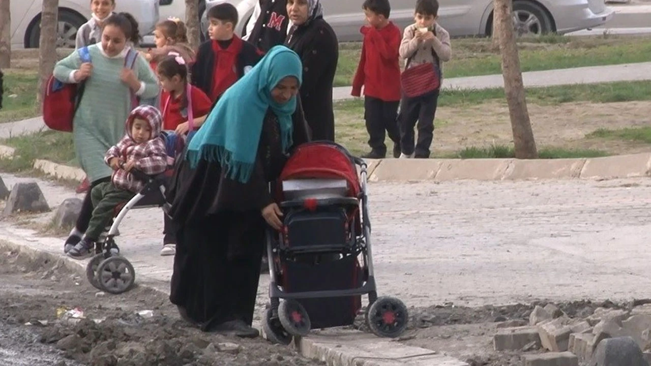 Bir aydır perişan haldeler: Bitmeyen İSKİ çalışması vatandaşı ve esnafı bezdirdi