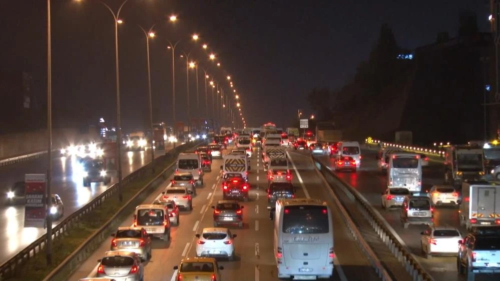 İstanbul trafiğinde pazartesi yoğunluğu