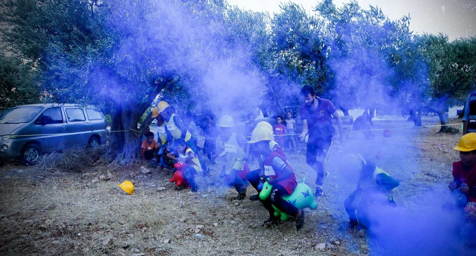 İdlib'te savaş çocuklarının buruk eğlencesi
