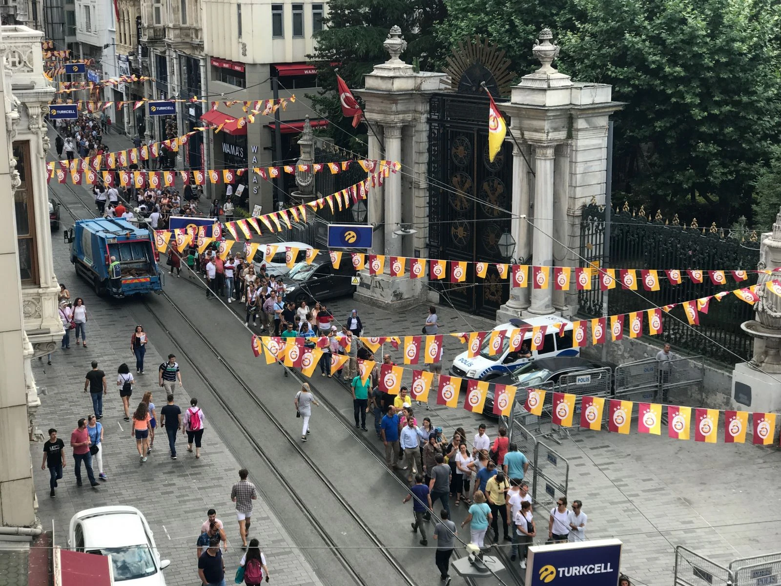 İstiklal Caddesi’nde “istikbal” kuyruğu