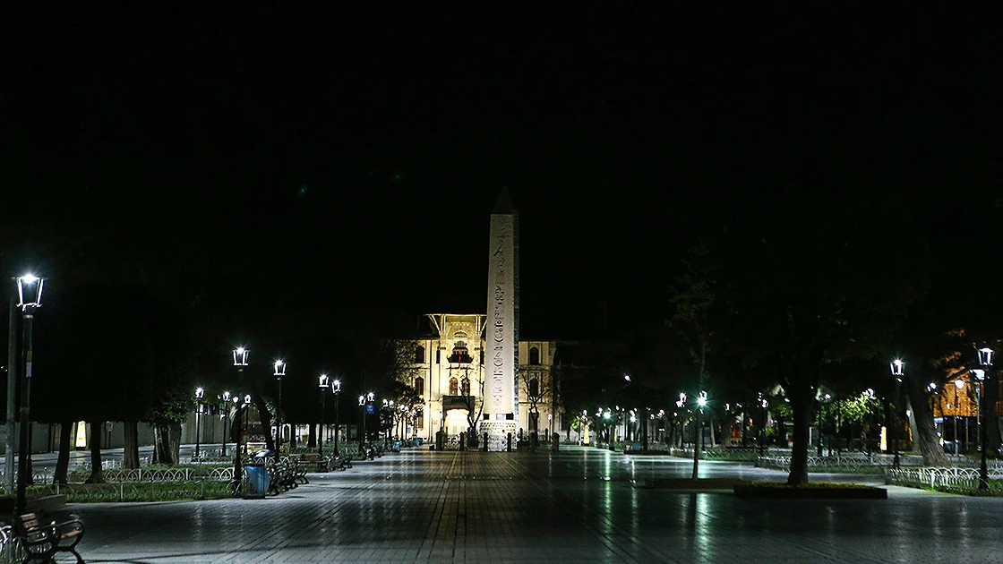 İstanbul'da iftarda dolup taşan meydanlar boş kaldı