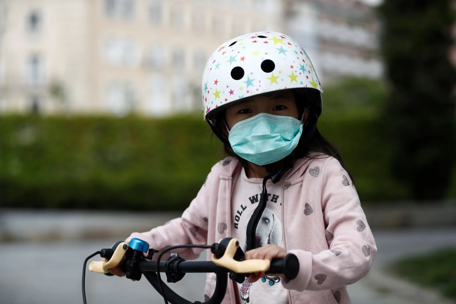 İspanya’da çocuklar 6 hafta sonra sokaklara koştu