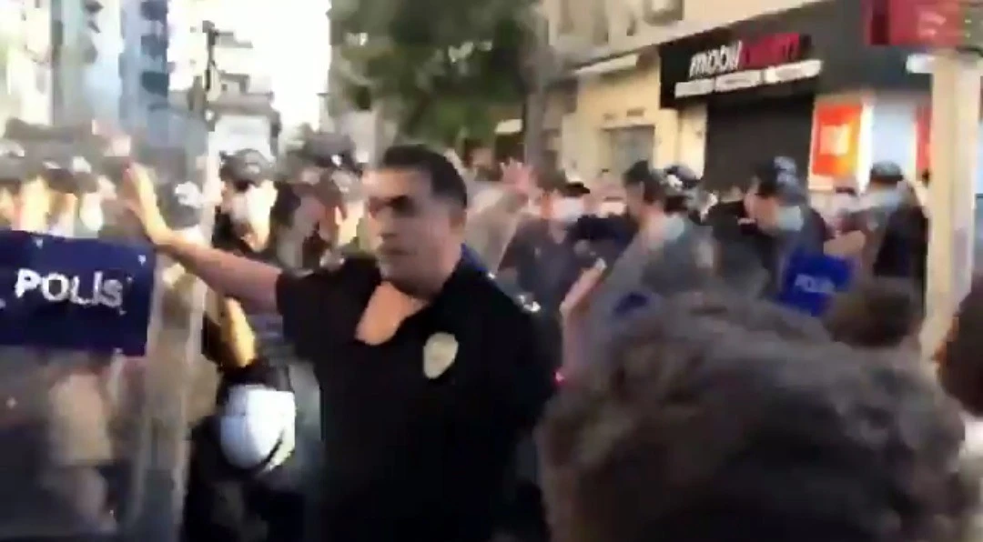 Kadınlar, izinsiz yürüyüşte polis müdürünü darp etti