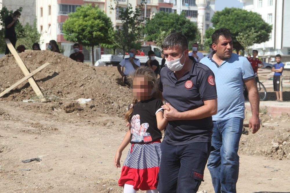 Annesinin intihar teşebbüsünü gözyaşları içerisinde izledi