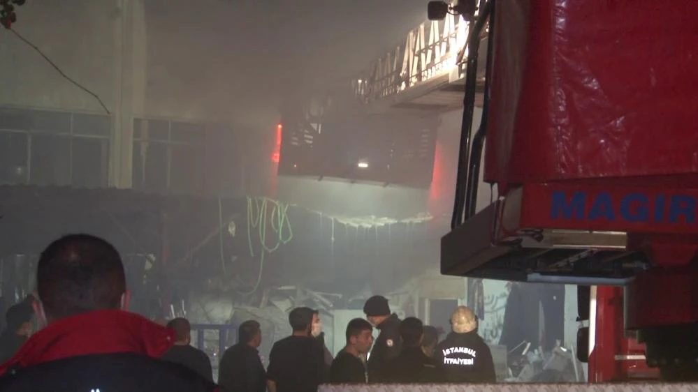 Yanan konteynere "su bidonlu" müdahale