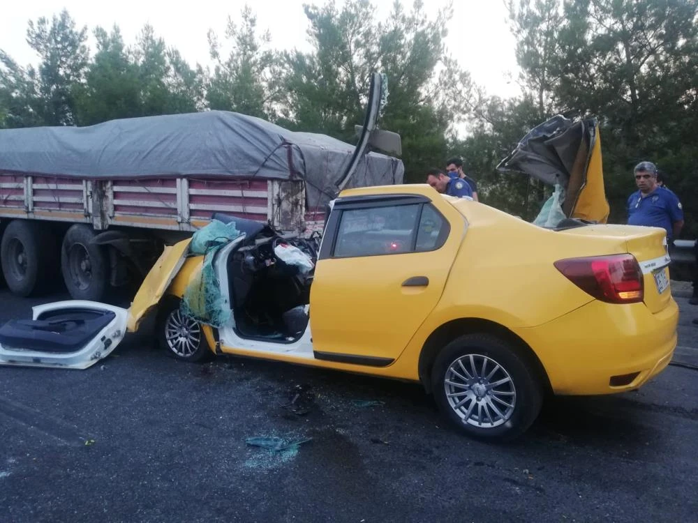 Taksi tıra ok gibi saplandı: 1 ölü 2 yaralı
