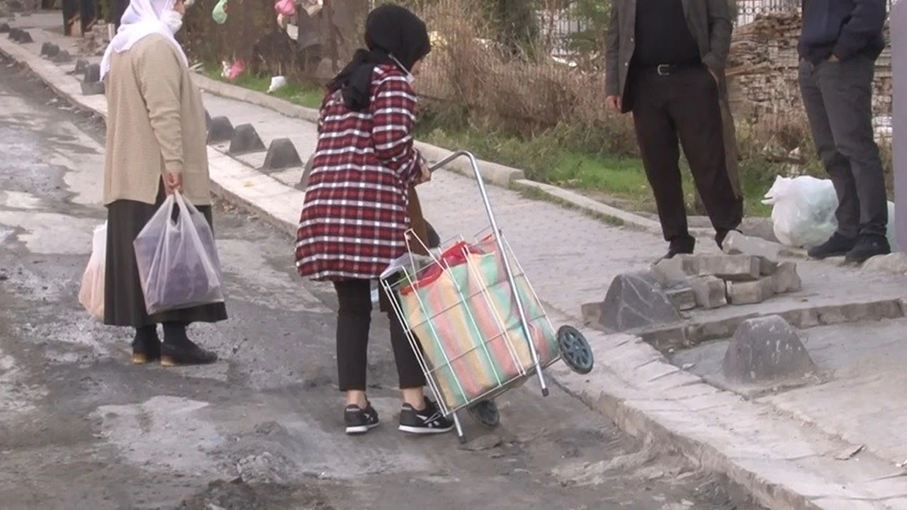 Bir aydır perişan haldeler: Bitmeyen İSKİ çalışması vatandaşı ve esnafı bezdirdi