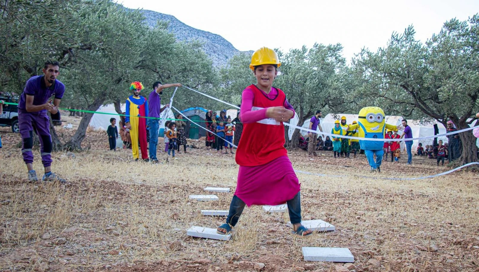 İdlib'te savaş çocuklarının buruk eğlencesi