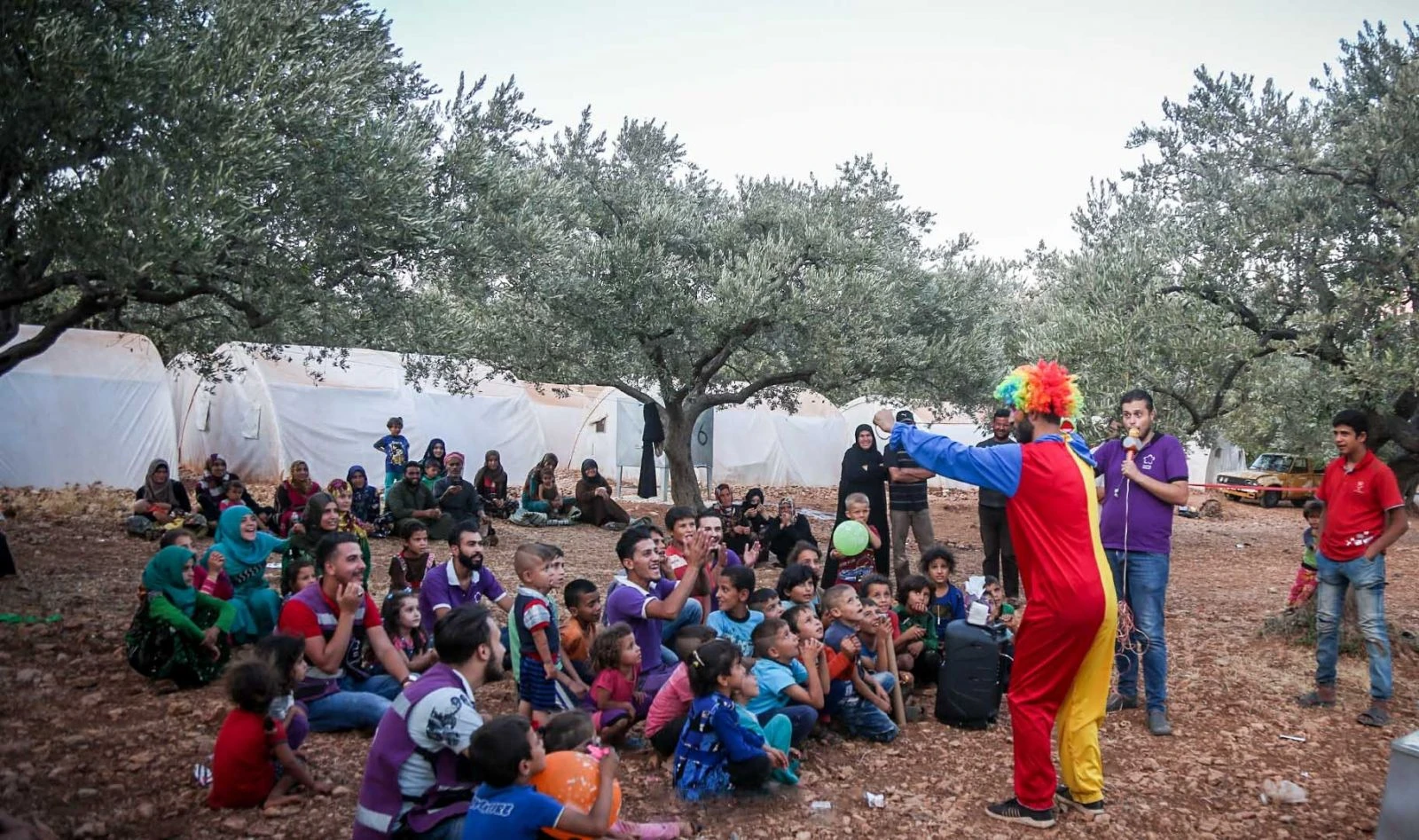 İdlib'te savaş çocuklarının buruk eğlencesi