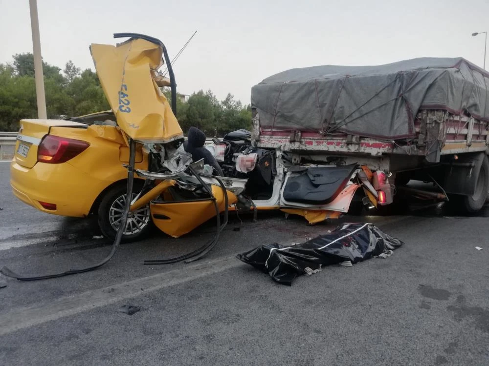 Taksi tıra ok gibi saplandı: 1 ölü 2 yaralı