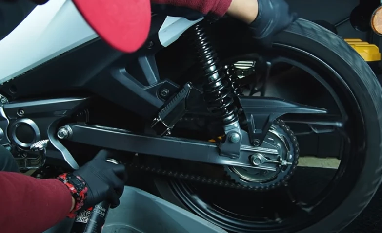 Motosiklet zincir bakımında yapılan en büyük hatalar