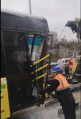 İki ayrı kazada İETT otobüsleri çarpıştı: 13 yaralı