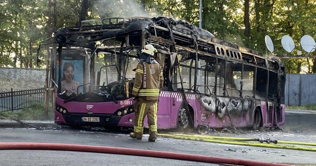 Park halindeki İETT otobüsü alev alev yandı