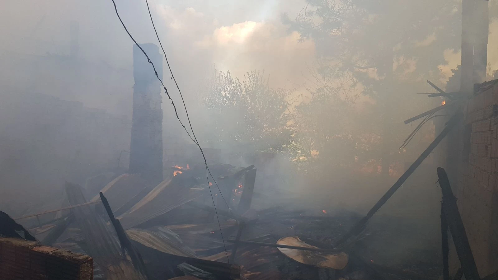 Karabük'te çıkan korkutan yangın 3 evi küle çevirdi