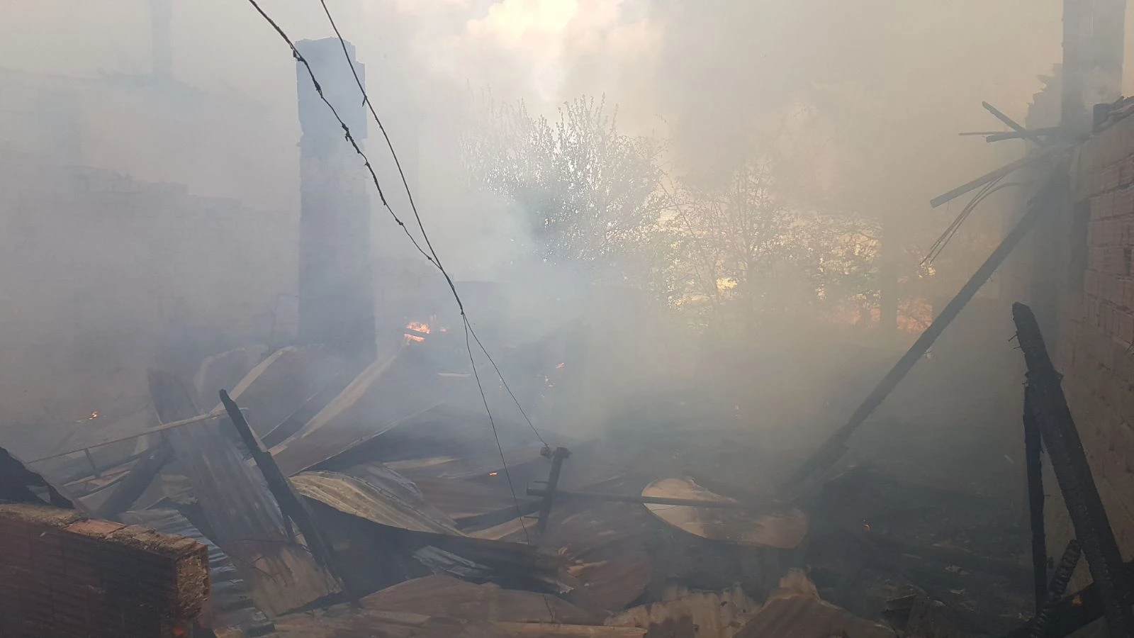 Karabük'te çıkan korkutan yangın 3 evi küle çevirdi