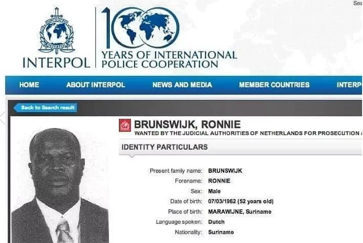 Interpol'ün aradığı devlet başkanı Ronnie Brunswijk maçta ortaya çıktı