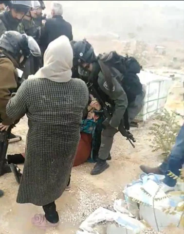 Filistinli kadınlara sert müdahale: İsrail güçleri evlerini yıkmasın diye direndiler