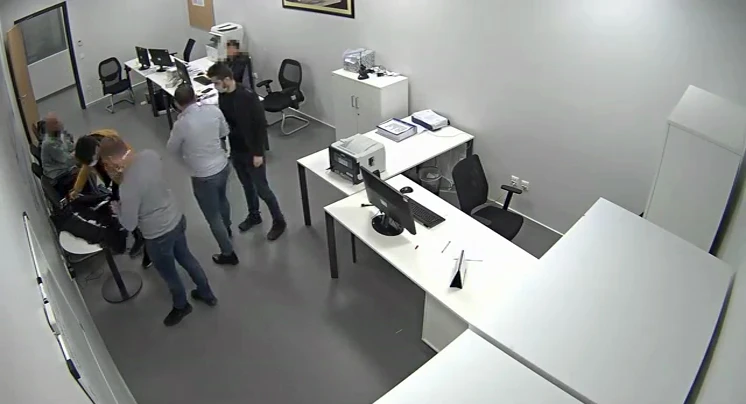 Vücuduna sardığı 100 telefonla İstanbul Havalimanı'nda yakalandı