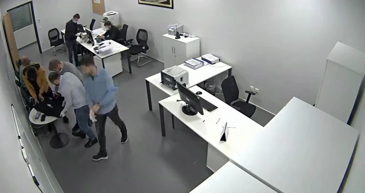 Vücuduna sardığı 100 telefonla İstanbul Havalimanı'nda yakalandı