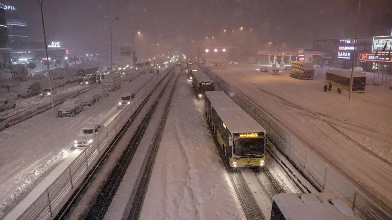 Kar İstanbul'u esir aldı: Özel araçların trafiğe çıkışı yasaklandı