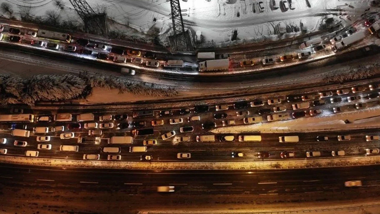 Kar İstanbul'u esir aldı: Özel araçların trafiğe çıkışı yasaklandı