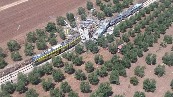İtalya'da 2 tren kafa kafaya çarpıştı, 20 ölü