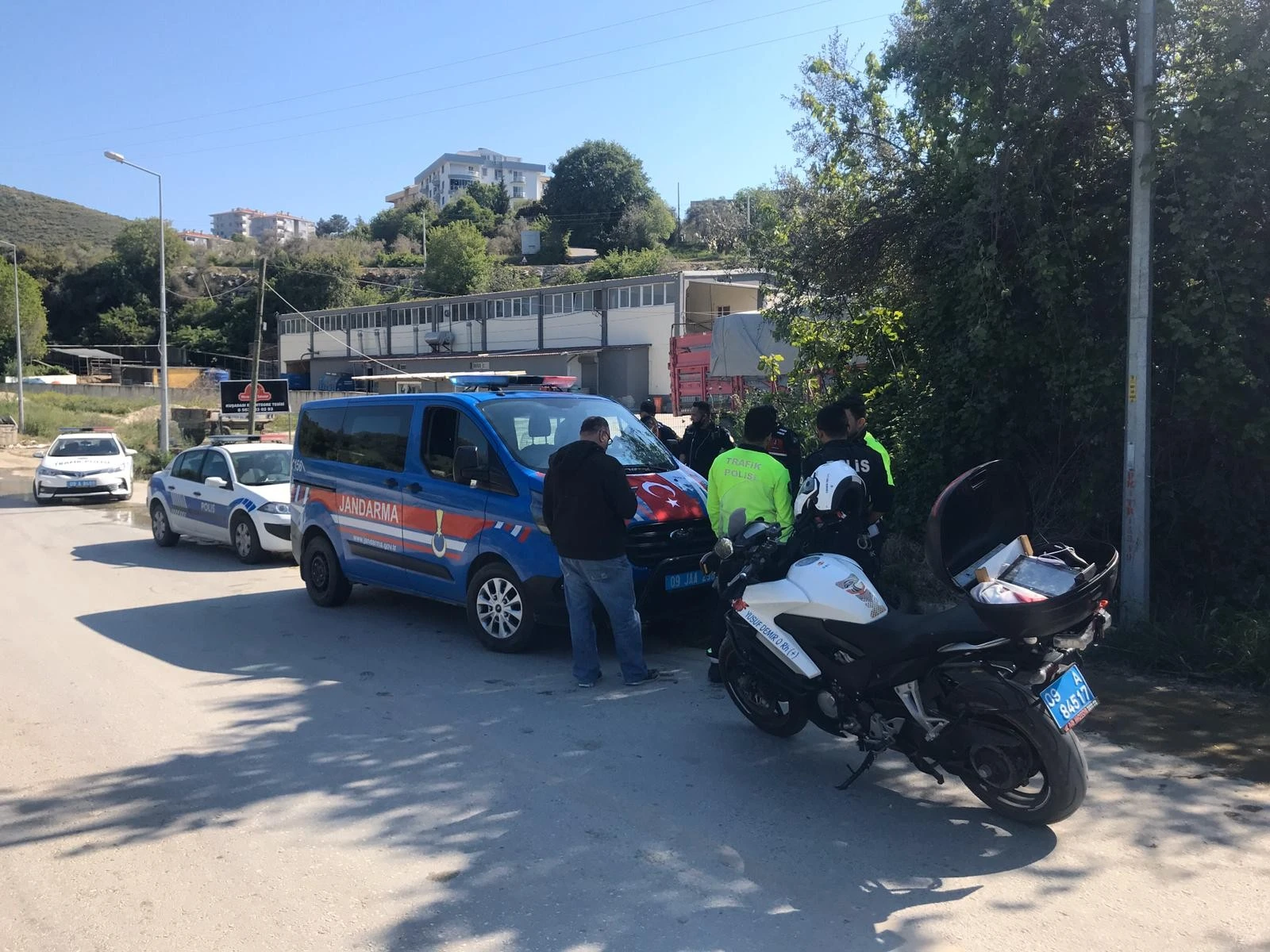 Jandarmadan kaçarken kaza yapan şüpheliler yakayı ele verdi