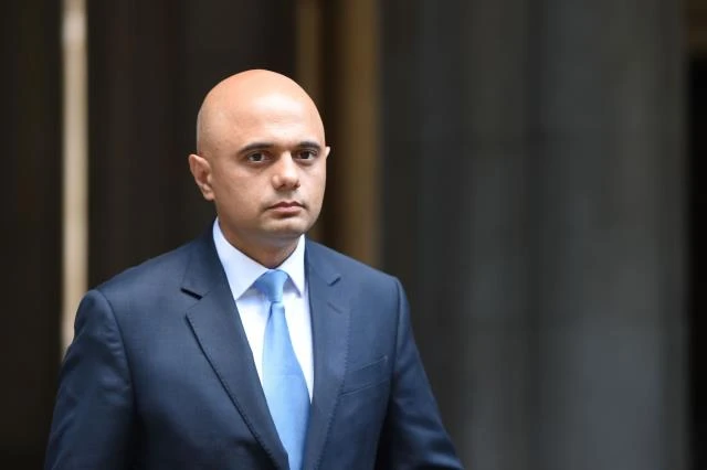 'Covid'den korkmayın' diyen İngiltere Sağlık Bakanı özür diledi