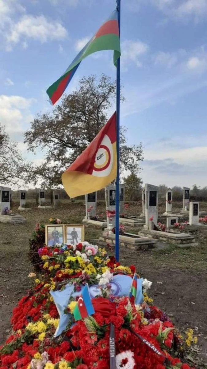 Azerbaycan şehidinin vasiyeti üzerine kabrine Galatasaray bayrağı çekildi