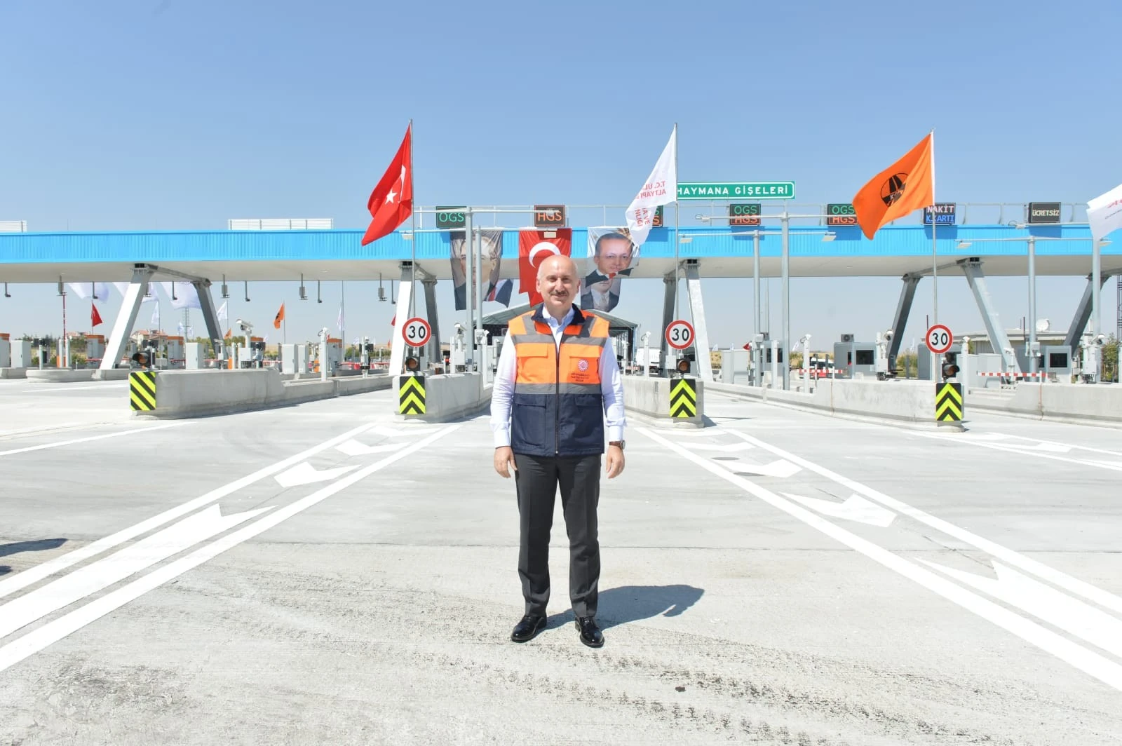 Bakan Karaismailoğlu, Ankara-Niğde Otoyolu Ana Kumanda Merkezi'ni inceledi