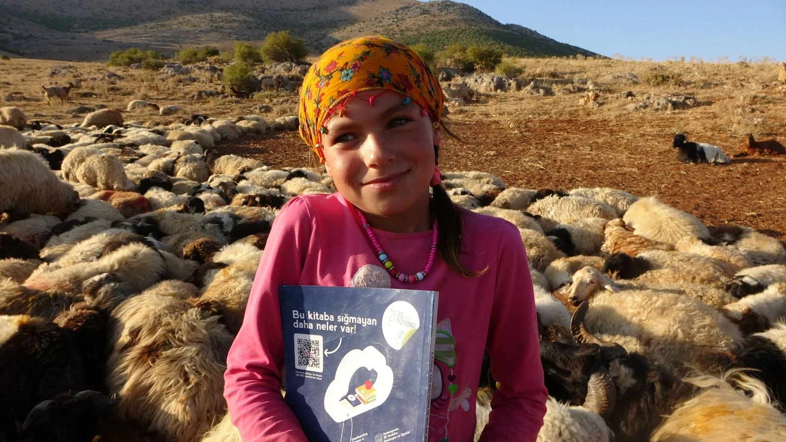 Koyunların peşinde hayallerine koşuyorlar