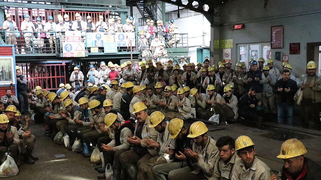 Kömür karası eller Mehmetçik'e dua için açıldı