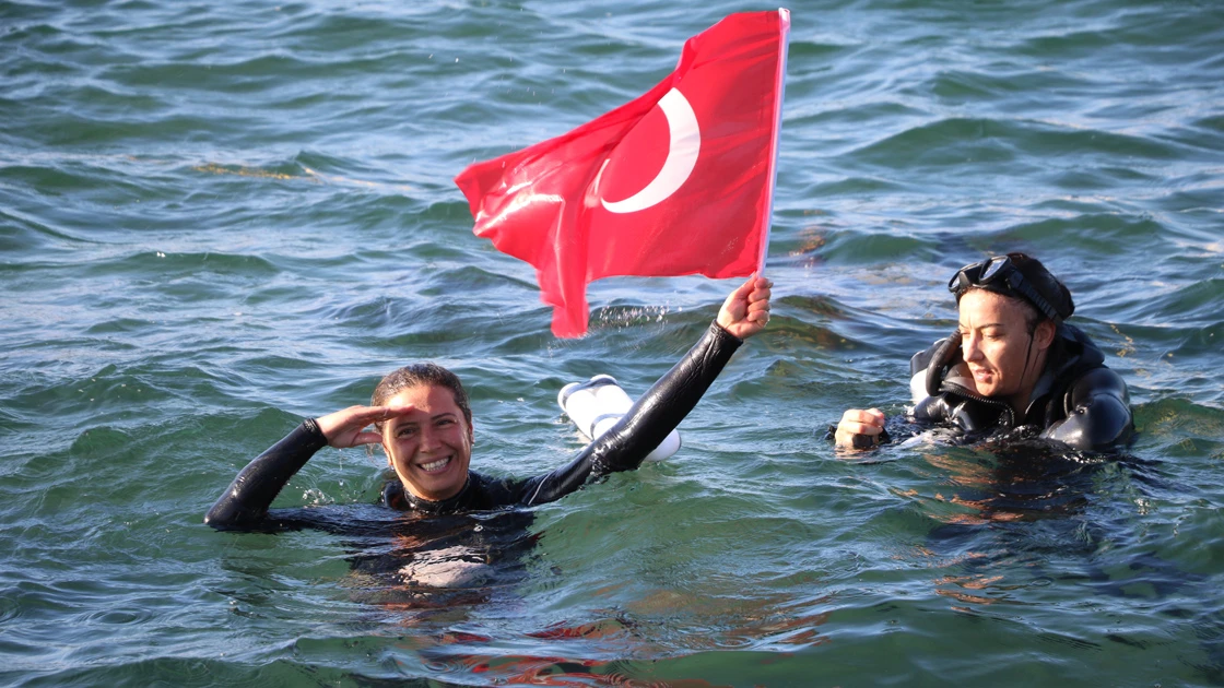 Kadın şehitler anısına suyun altındaki kağnıyı çekti