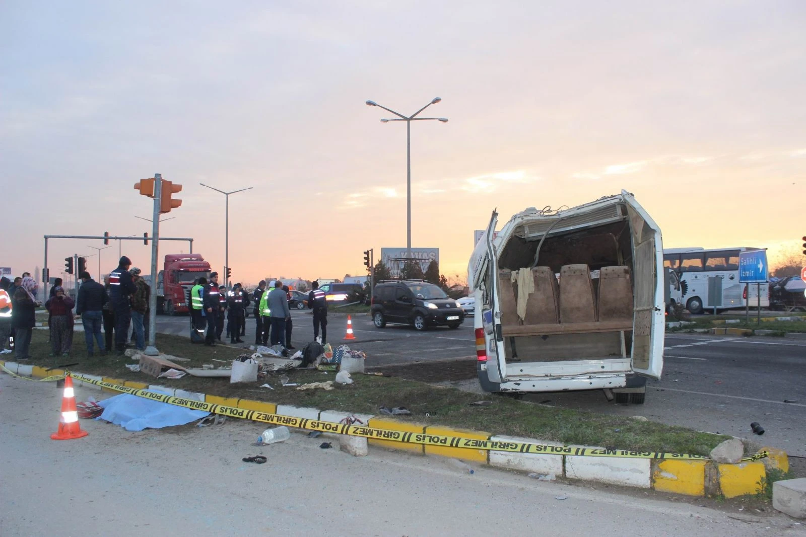 İşçi servisiyle kamyonet çarpıştı: 1 ölü, 24 yaralı