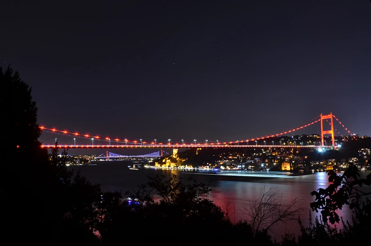 İstanbul köprüleri, Duchenne Kas Distrofisi farkındalığı için kırmızıya büründü