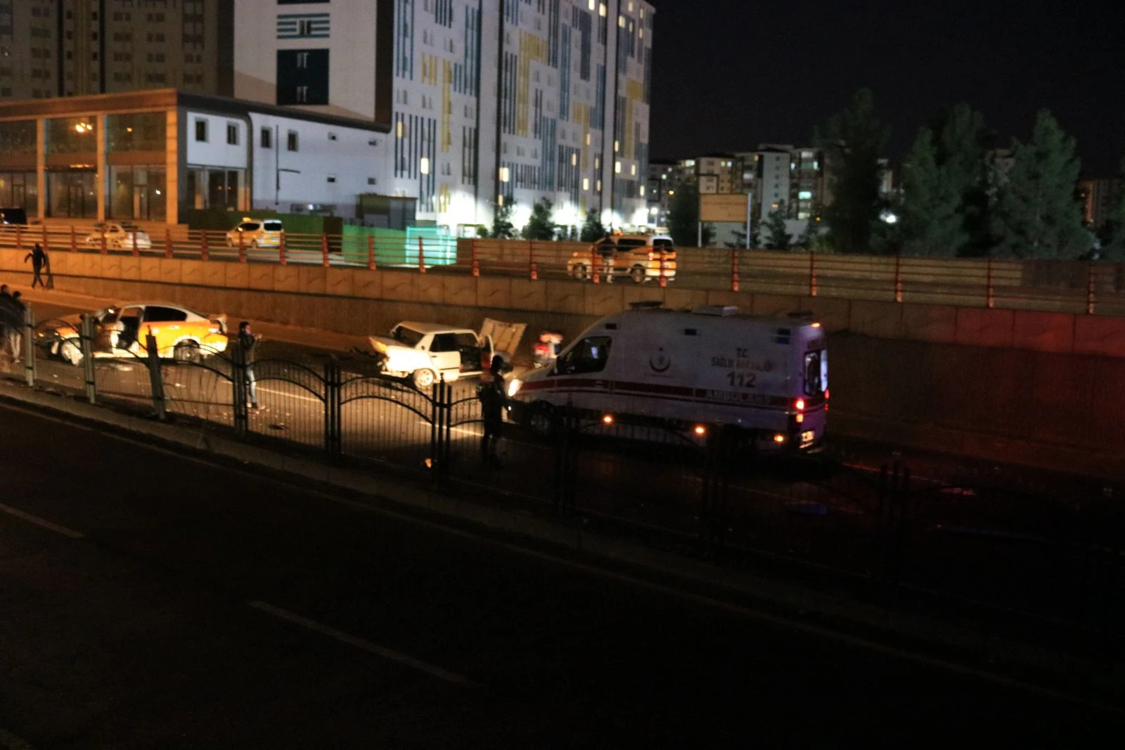 Kazaya giden polise otomobil çarptı: 3’ü ağır 6 yaralı