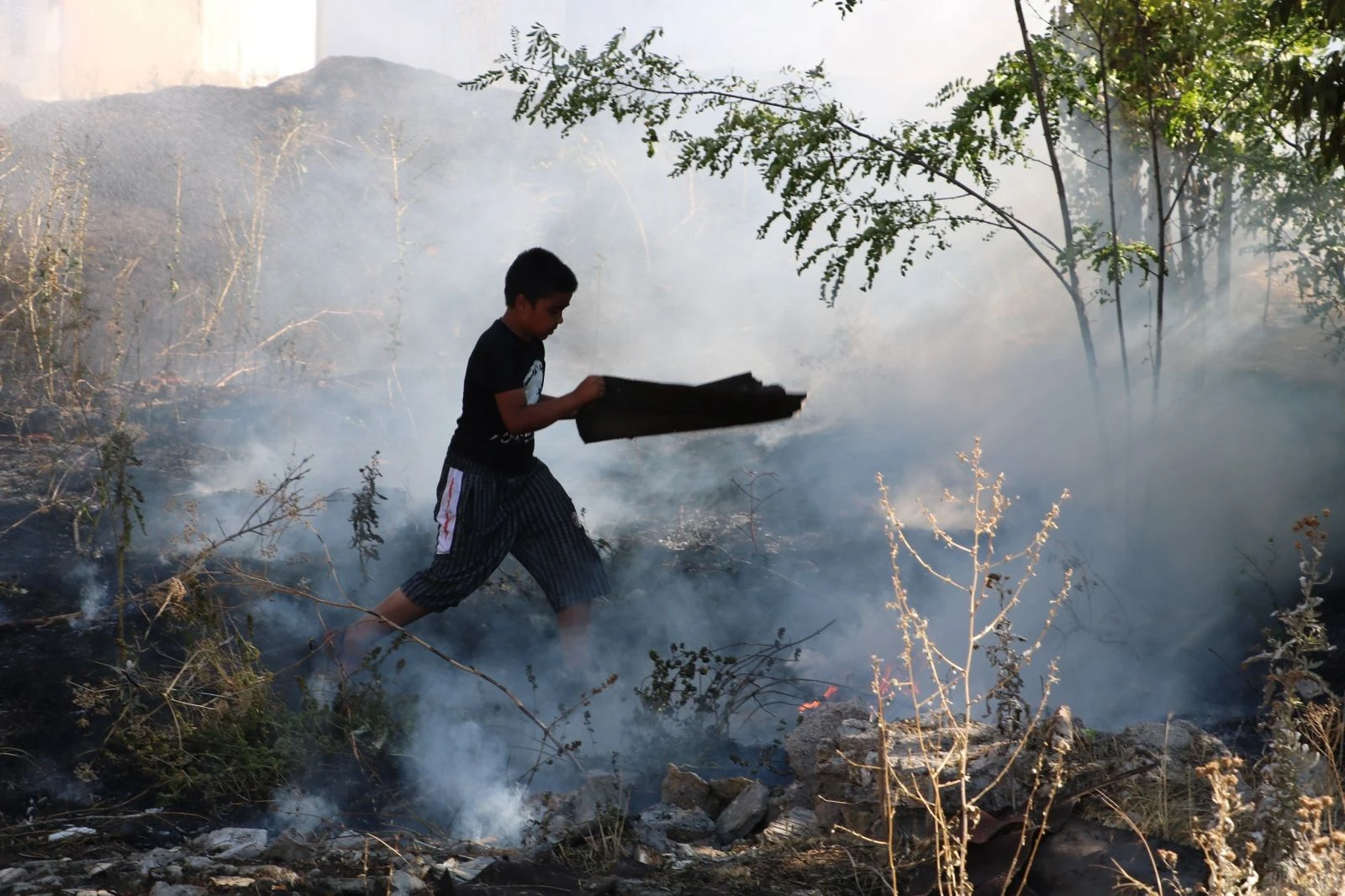Küçük çocuğun arkadaşının evini kurtarma çabası duygulandırdı
