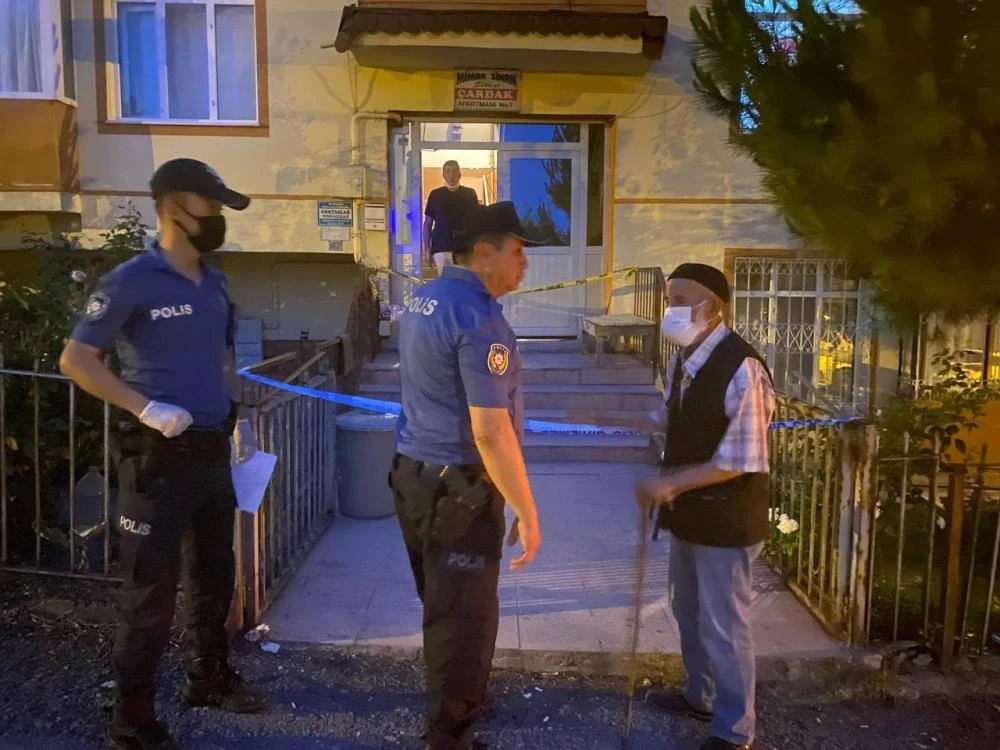 Çocuklarının önünde karısının boğazını kesti