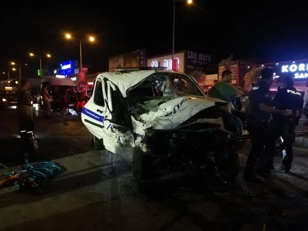 İzmir’de polis aracı ile otomobil çarpıştı: 1 şehit, 1'i polis 4 yaralı
