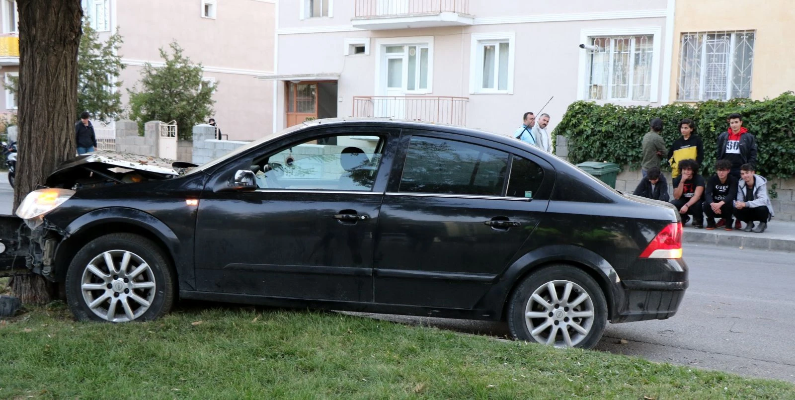 3 kişinin yaralandığı trafik kazasını film gibi izlediler